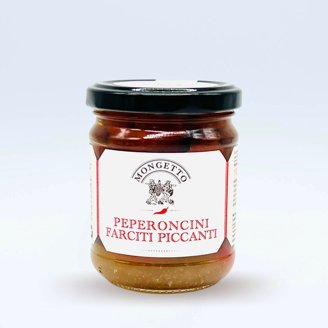 Peperoni gefuellt mit Sardellen im Glas in Olivenöl